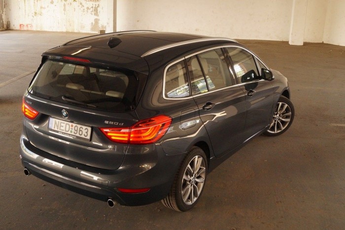 Ott fönt, a D-oszlop tetején az a dizájngörcs a szanaszét tartó vonalakkal, az fáj