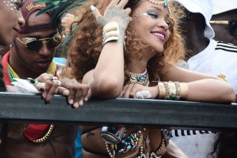 Rihanna farára tapadt Lewis Hamilton