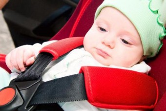 Négy hónapos csecsemő zárta ki apját a kocsiból