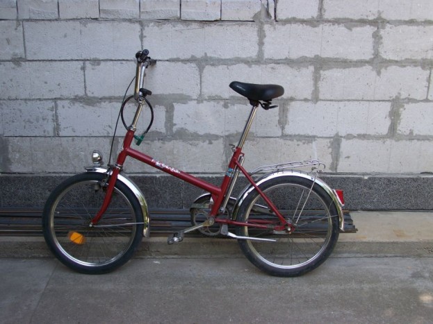 Csepel Camping (Csaba) - Mondhatnánk a kor szimbólumának is a Camping Csaba kivitelét, mivel nincs meg az a tulajdonsága, ami az egész koncepciót igazolja. A váz merev, a Csabát nem lehet kettéhajtani. 