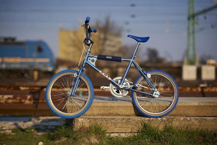 Top 10 – Magyar kerékpárok az előző évszázadból 7 Csepel BMX: Az 1980-as évek első felében a Csepeli kerékpár gyár is becsatlakozott a Bicycle Moto-Cross világába. Mivel a stílus meghódította a világot, elképzelhetetlen volt, hogy a hazai kerékpáros palettán ne szerepeljen a típus.
Ennek megfelelően a kor fiataljainak "nagy álmát" kétféle kivitelben el is készítették. Azonos kerékátmérő mellett készült szabadonfutós kislánckerékkel szerelt és "sima" kontrás változatban.
Igaz, az első patkófék nem engedett túl nagy teret a kormánypörgetős trükköknek, azért a kék gumis, kőkemény műanyag üléssel szerelt gép sokaknak örök emlék marad.
