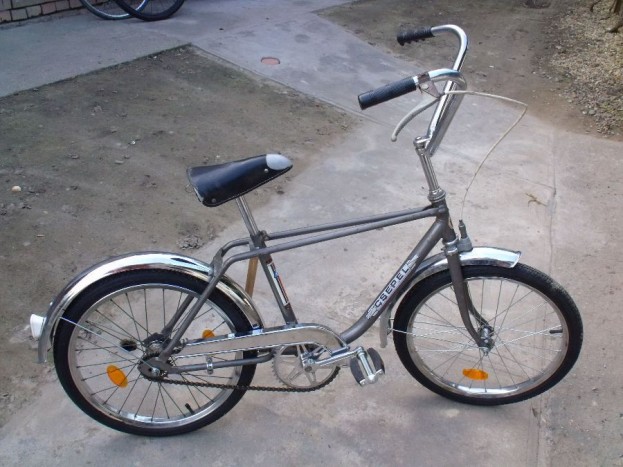 Top 10 – Magyar kerékpárok az előző évszázadból 6 Csepel Tacskó - Emelt, széles, állítható kivitelű kormányával a BMX előtti korszak srácainak ez volt a belépő a kerékpározás világába.