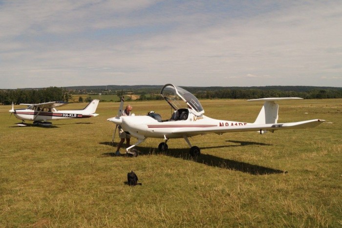 A Diamond DA20 Katana, mögötte egy Cessna 172