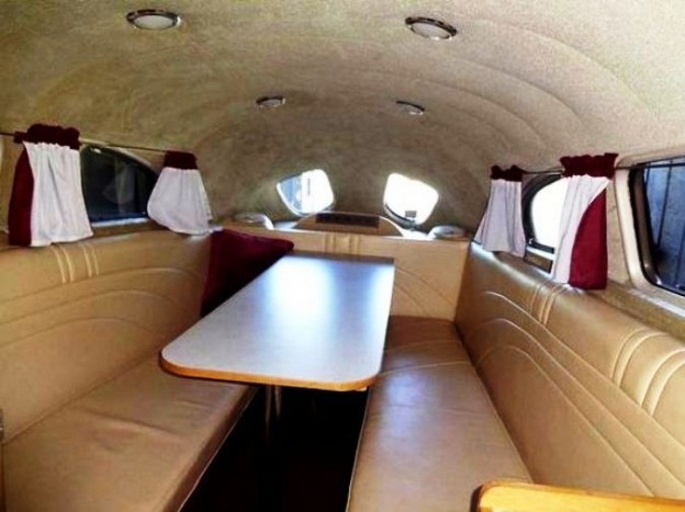 Kiváló közösségi tér áll rendelkezésre a két elülső ülés mögött