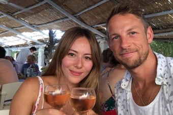 F1: Buttonékat elkábították, kirabolták