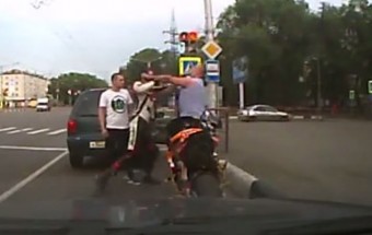 Rossz motorosba kötött bele a bunkó autós