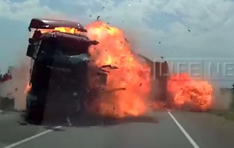 Két kamion ütközött, elszabadult a pokol