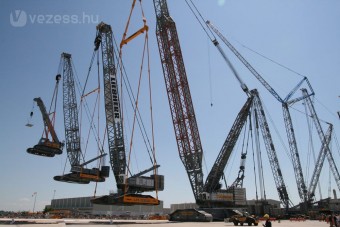 Gigantikus daru, amely felemel egy óriás darut, amely épp emel egy darut