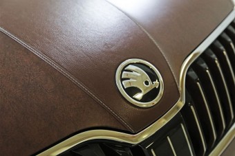 Bőrbe burkoltak egy Škodát. Kívülről.