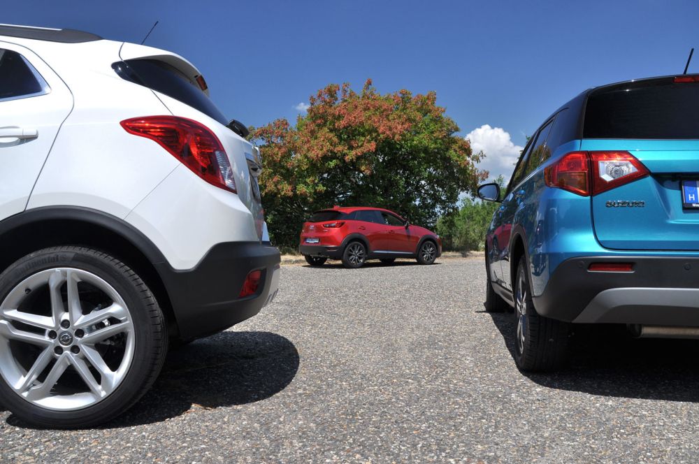 Elfogyott a formatervezők lendülete a Vitara hátuljához érve. A Mokka barátságtalan fémtömb, C-oszlopán némi üvegimitációval. A CX-3 hátulról is remekül mutat