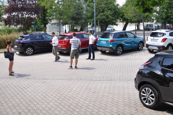 Összehasonlító teszt: melyik a legjobb csajterepjáró? 7 Kollégáink külföldi bemutatókon és szabadságon voltak, így beugró sofőrök mentették meg a tesztet. Köszönjük szépen a segítséget Anitának, Tamásnak, a háttal álló Ádámnak és Gergőnek (balról jobbra)