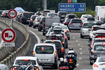 Egy parkolóban felejtette kislányát egy francia család