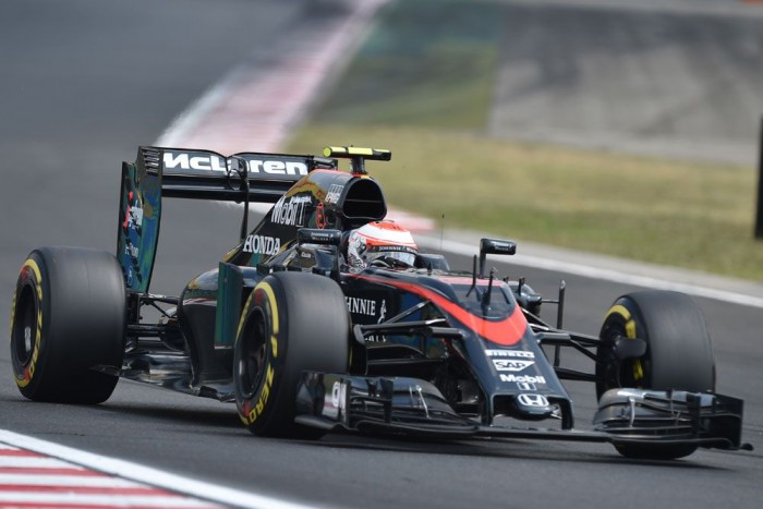 F1: Itt van, mennyiből gazdálkodnak a csapatok 4 3. McLaren-Honda - 465 millió (144,5 millió szponzori bevétel + 216,5 millió partnerektől + 104 millió a FOM-tól)