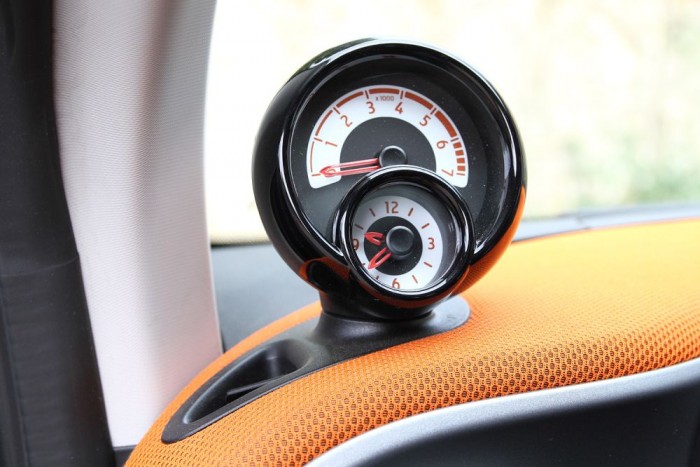 Mókás részlet az órával egybegyúrt fordulatszámmérő