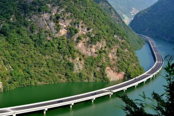 Az autópálya, amit egy folyóba építettek
