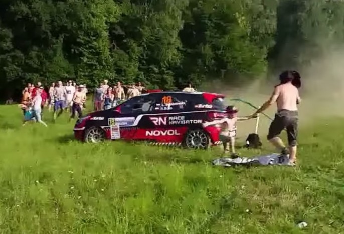 Drámai felvétel egy fia életét mentő apáról