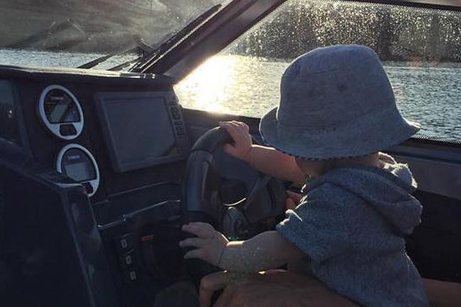 F1: Räikkönen máris vezetni tanítja a fiát