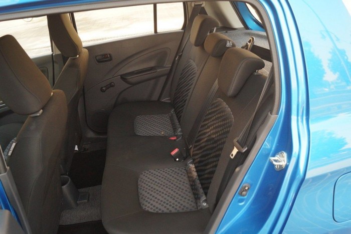 A hátsó üléssorban a fejtér és a lábtér egyaránt meglepően tágas