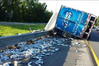 Több ezer liter sör borult az autópályára