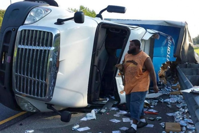 Sofőr és kiskutyája. Talán az sem volt szerencsés, hogy hősünk papucsban vezette a nehéz járművet.