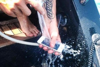 F1: Räikkönen locsolóval nyírta ki az iPhone-ját