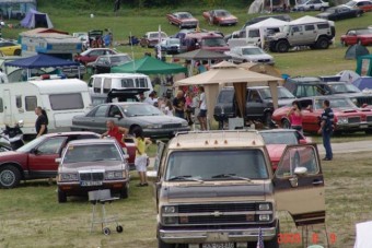 Már gyülekeznek az amerikai autók Komáromban