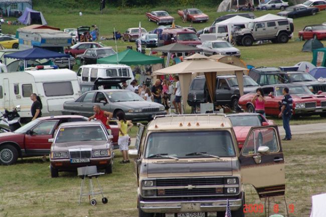 Már gyülekeznek az amerikai autók Komáromban