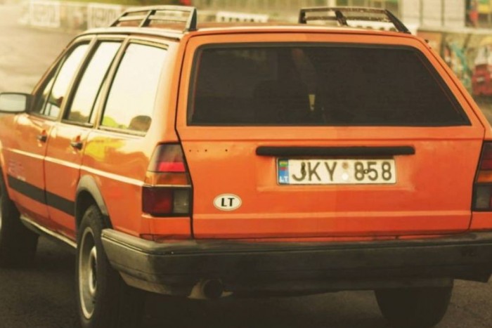 Ferrarit aláz az öreg VW Passat