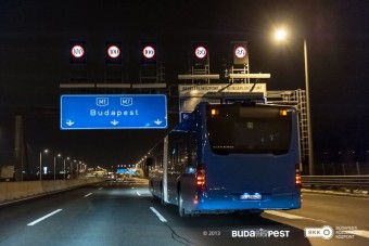 Heccből lerúgott egy buszt - most körözik