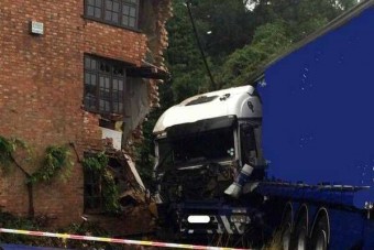 Kamion döntötte rá a falat az alvó nyugdíjasra