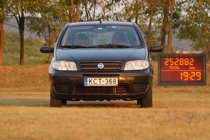 Emberek, jól figyeljetek: így néz ki egy kilencéves Fiat Punto, ha valóban 250 ezer kilométer van a kocsiban is és nem csak az órájában