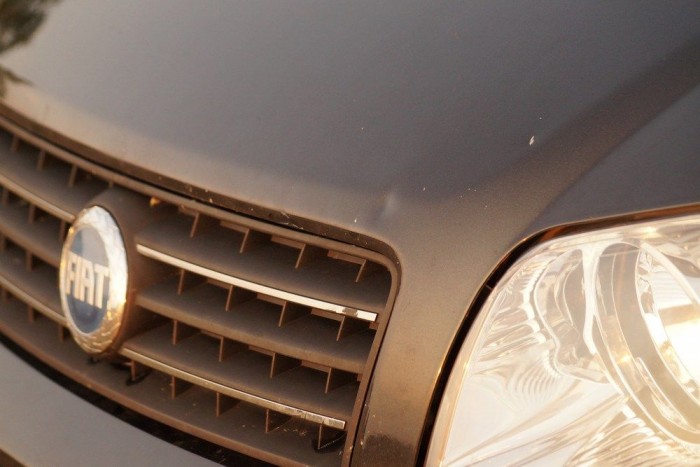 Háromhónaposan vágódott fel autópályán egy teherautóról lehullott fatuskó a gépháztető élére