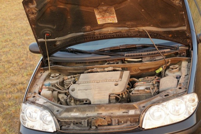 Poros-koszos, olajfolyások nélkül, ahogy egy használt kocsi motorterének ki kell néznie