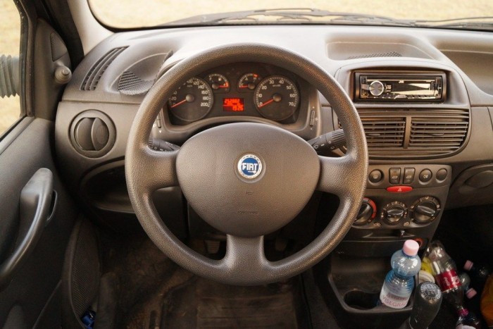 Használt autó: 250 ezret futott Fiat Punto 11 | Vezess Szürke plasztiktenger, rossz fogású kormány, hosszú, kóválygó váltókar: a Punto teljességgel nélkülözi a prémium-hangulatot. Viszont negyedmillió kilométer alatt ennyire kopott meg!