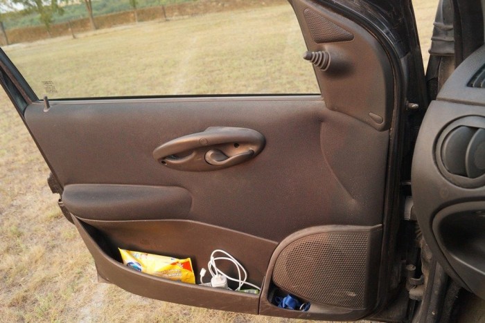 Használt autó: 250 ezret futott Fiat Punto 12 | Vezess A textil sem segít: a gyöngyvászon-szerű kárpittól sem lesz szép vagy igényes hatású az ajtóbelső. A Punto 2 egy olcsó kisautó és sosem akart többnek látszani