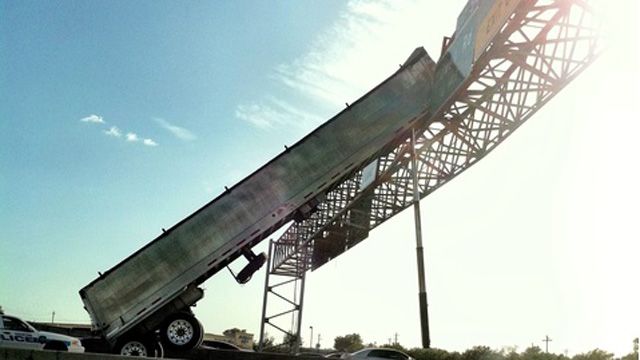 Teherautó zúzta le a jelzőtáblákat