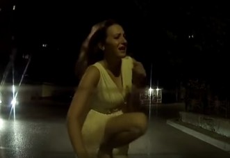 Sírva mászott autót a rejtélyes orosz lány