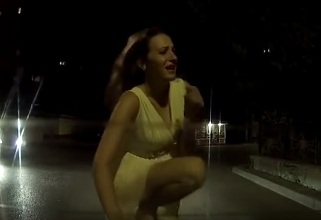 Sírva mászott autót a rejtélyes orosz lány