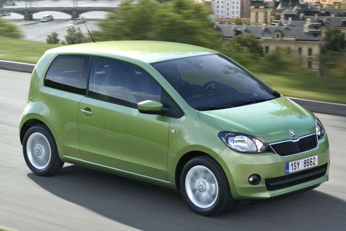 Top 10: A legolcsóbb autók 8 4. 2 497 000 forint - Skoda Citigo Active 1.0 60 lóerejével a Top10 leggyengébb motorja hajtja a háromajtósként 2,5 millió alatt hazavihető Up-tesót, amiben oldallégzsákokat és tárcsaféket is csak előre szereltek. A klíma hiányát a hővédő üvegezés izzó nyári napon nem igen helyettesíti