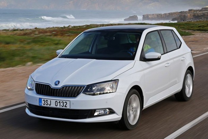 Top 10: A legolcsóbb autók 3 9. 2 780 843 forint - Skoda Fabia 1.0 Easy Sokkal komolyabb autó, ami tavasszal egy, a termékért olyannyira nem rajongó újságíró elismerését is kivívta magának. Kategóriájának egyik legnépszerűbb kisautójában alapáron is start/stop működik, az elsők mellett oldal-, és függönylégzsákok védik az utasok testét, van központi zár, ámde nincs tempomat, digitklíma, és persze 14-es acélkerekeket hajt a 60 lovas, ezres motorocska