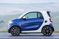 10. 2 825 000 forint – Smart Fortwo 1.0 Kezdjük mindjárt egy meglepetéssel. Valószínűleg sokan nem gondolták volna, hogy a Mercedes-Benz miniket gyártó almárkájának legolcsóbb terméke bejuthat egy ilyen összeállításba. 61 lőereje szerénynek tűnik elsőre, de ne feledjük, hogy mindössze 880 kilót mozgat, ráadásul keresztbe be tudunk állni vele az út mellett párhuzamosan húzódó parkolóhelyre, és elvileg prémium termékként pozícionálja a gyártója. Nyilván ez utóbbit a drágább változatokban érezzük, ha egyáltalán, és azt se feledjük, hogy ez a négykerekű a lista egyetlen kétülésese