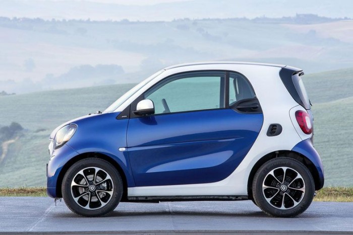 Top 10: A legolcsóbb autók 2 10. 2 825 000 forint – Smart Fortwo 1.0 Kezdjük mindjárt egy meglepetéssel. Valószínűleg sokan nem gondolták volna, hogy a Mercedes-Benz miniket gyártó almárkájának legolcsóbb terméke bejuthat egy ilyen összeállításba. 61 lőereje szerénynek tűnik elsőre, de ne feledjük, hogy mindössze 880 kilót mozgat, ráadásul keresztbe be tudunk állni vele az út mellett párhuzamosan húzódó parkolóhelyre, és elvileg prémium termékként pozícionálja a gyártója. Nyilván ez utóbbit a drágább változatokban érezzük, ha egyáltalán, és azt se feledjük, hogy ez a négykerekű a lista egyetlen kétülésese