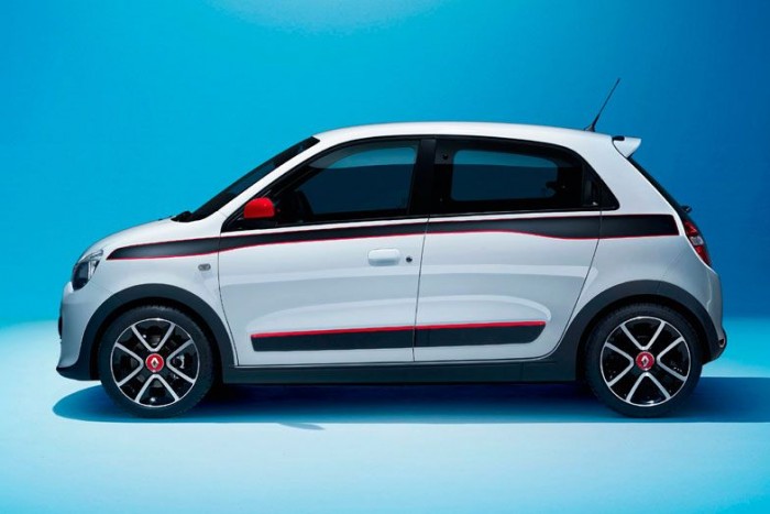 Top 10: A legolcsóbb autók 5 7. 2 640 000 forint - Renault Twingo SCe70 Life Ha gonoszkodni akarnánk, mondhatnánk, hogy ötajtós kasznival is bekerült a listába a Smart, csak francia logóval. Az önálló karakterét csendben levesztő Twingo honlapja a 8,63 méteres fordulókört ajánlja, azt már az árlistából nézhetjük ki, hogy az alapváltozathoz semmiféle extra nem rendelhető, csupán a spéci fényezés (50-120 ezerért), és az ülésfűtés/Isofix kombója (60 ezerért). Ja, és farmotoros