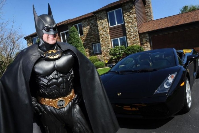 Lerobbant a Batmobile, halálra gázolták Batmant 2 Lerobbant a Batmobile, halálra gázolták Batmant 2
