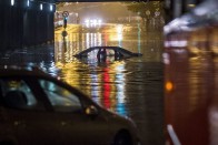 Fotók a budapesti özönvízszerű eső pusztításáról 28