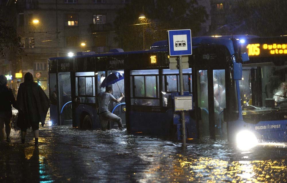 Fotók a budapesti özönvízszerű eső pusztításáról 15