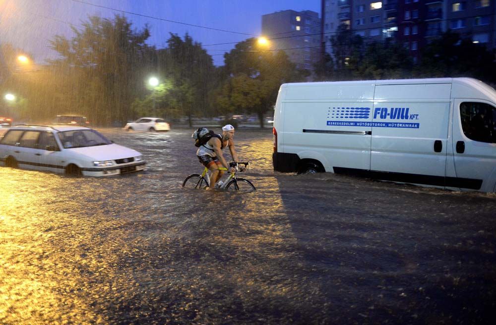 Fotók a budapesti özönvízszerű eső pusztításáról 19