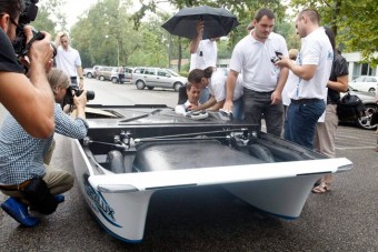 Bemutatták a kecskeméti napelemes autót