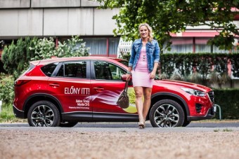 Babos Tímea mellé állt a Mazda