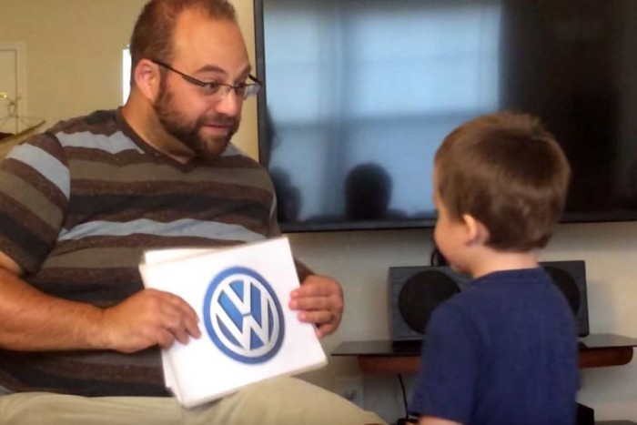 3 éves a srác, de már minden autómárkát ismer